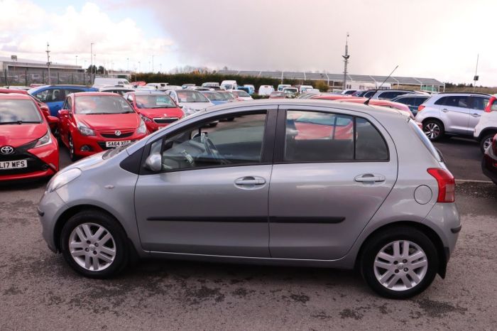 Toyota Yaris 1.3 TR VVTI 5d 86 BHP Hatchback Petrol SILVER