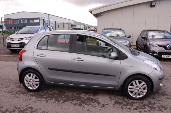 Toyota Yaris 1.3 TR VVTI 5d 86 BHP Hatchback Petrol SILVER