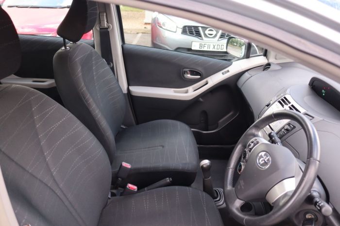 Toyota Yaris 1.3 TR VVTI 5d 86 BHP Hatchback Petrol SILVER