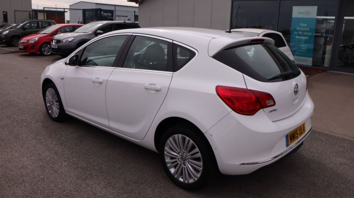 Vauxhall Astra 1.4 EXCITE 5d 98 BHP Hatchback Petrol WHITE