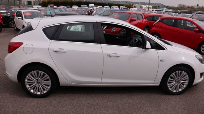 Vauxhall Astra 1.4 EXCITE 5d 98 BHP Hatchback Petrol WHITE