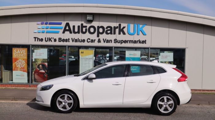 Volvo V40 2.0 D2 SE 5d 118 BHP Hatchback Diesel WHITE