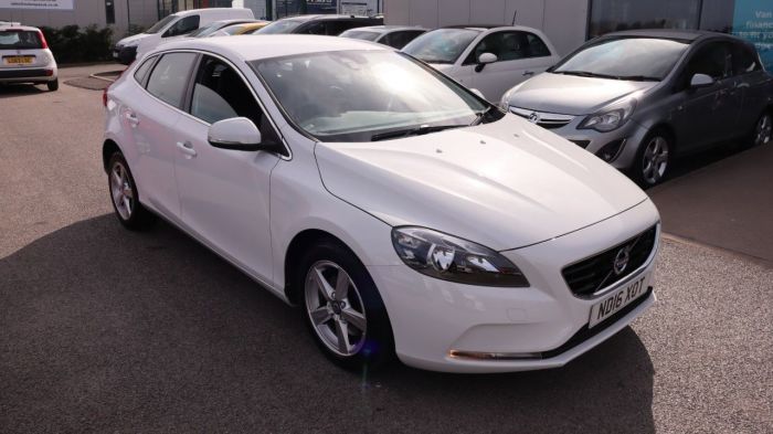 Volvo V40 2.0 D2 SE 5d 118 BHP Hatchback Diesel WHITE