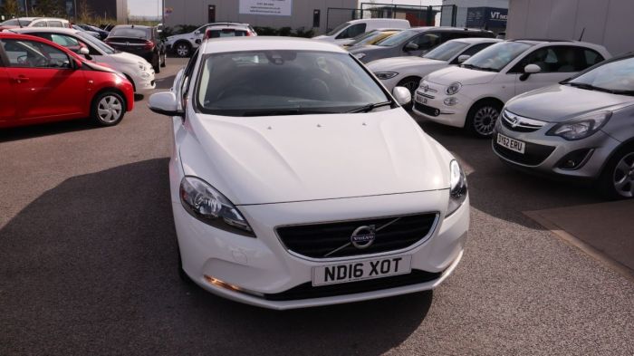 Volvo V40 2.0 D2 SE 5d 118 BHP Hatchback Diesel WHITE