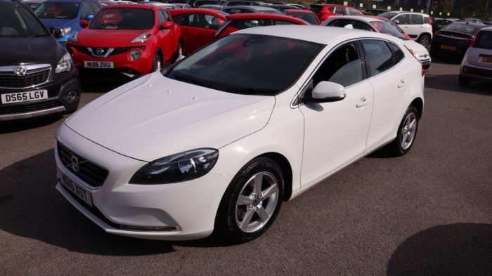 Volvo V40 2.0 D2 SE 5d 118 BHP Hatchback Diesel WHITE