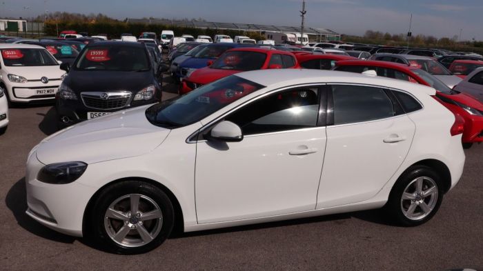 Volvo V40 2.0 D2 SE 5d 118 BHP Hatchback Diesel WHITE