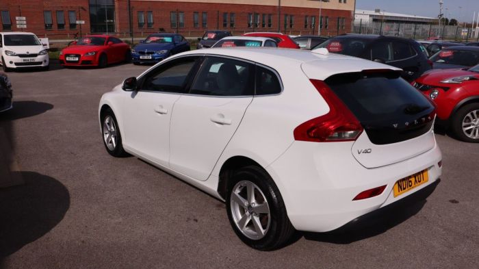 Volvo V40 2.0 D2 SE 5d 118 BHP Hatchback Diesel WHITE