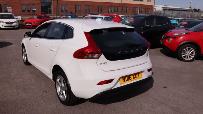 Volvo V40 2.0 D2 SE 5d 118 BHP Hatchback Diesel WHITE