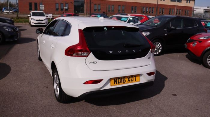 Volvo V40 2.0 D2 SE 5d 118 BHP Hatchback Diesel WHITE