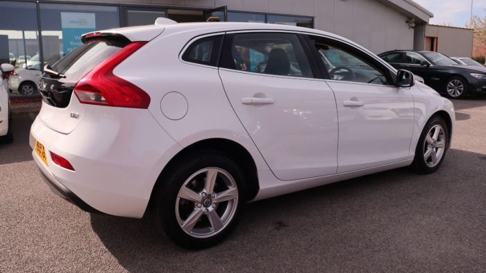 Volvo V40 2.0 D2 SE 5d 118 BHP Hatchback Diesel WHITE