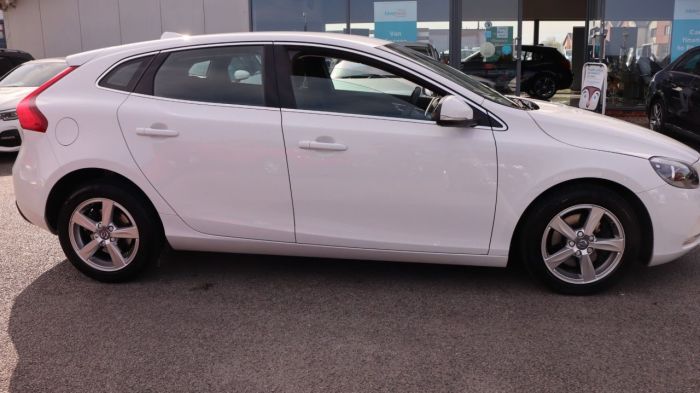 Volvo V40 2.0 D2 SE 5d 118 BHP Hatchback Diesel WHITE