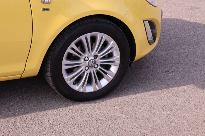 Vauxhall Corsa 1.4 SE 5d 98 BHP Hatchback Petrol YELLOW