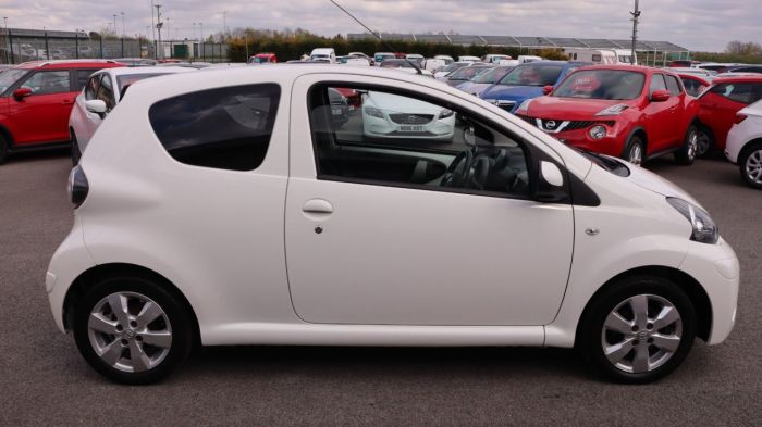 Toyota Aygo 1.0 VVT-I FIRE 3d 67 BHP Hatchback Petrol WHITE