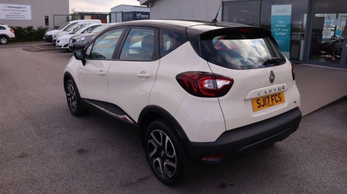 Renault Captur 0.9 DYNAMIQUE NAV TCE 5d 90 BHP Hatchback Petrol CREAM/BLACK