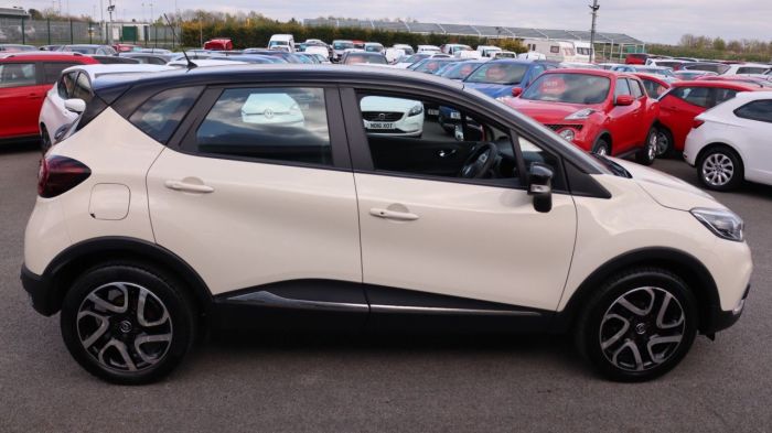 Renault Captur 0.9 DYNAMIQUE NAV TCE 5d 90 BHP Hatchback Petrol CREAM/BLACK