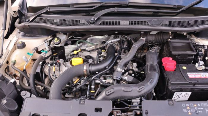 Renault Captur 0.9 DYNAMIQUE NAV TCE 5d 90 BHP Hatchback Petrol CREAM/BLACK