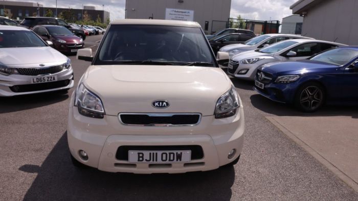 Kia Soul 1.6 SHAKER CRDI 5d 127 BHP Hatchback Diesel CREAM