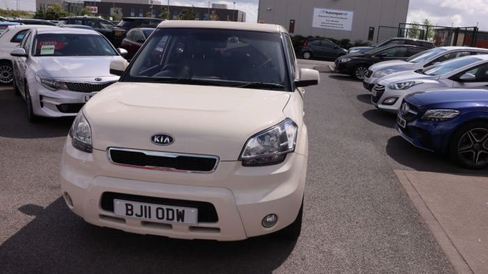 Kia Soul 1.6 SHAKER CRDI 5d 127 BHP Hatchback Diesel CREAM