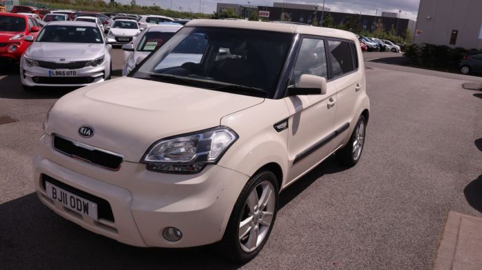 Kia Soul 1.6 SHAKER CRDI 5d 127 BHP Hatchback Diesel CREAM