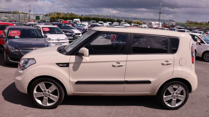 Kia Soul 1.6 SHAKER CRDI 5d 127 BHP Hatchback Diesel CREAM