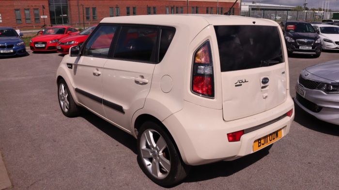 Kia Soul 1.6 SHAKER CRDI 5d 127 BHP Hatchback Diesel CREAM