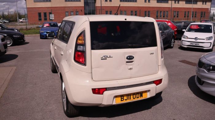 Kia Soul 1.6 SHAKER CRDI 5d 127 BHP Hatchback Diesel CREAM