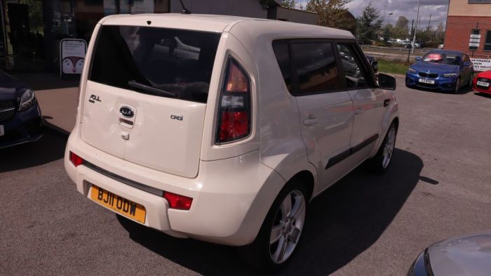 Kia Soul 1.6 SHAKER CRDI 5d 127 BHP Hatchback Diesel CREAM