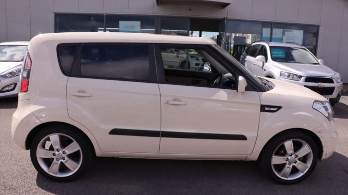 Kia Soul 1.6 SHAKER CRDI 5d 127 BHP Hatchback Diesel CREAM