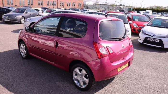 Renault Twingo 1.1 DYNAMIQUE 3d 75 BHP Hatchback Petrol RED