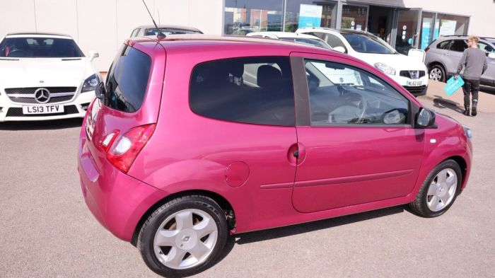 Renault Twingo 1.1 DYNAMIQUE 3d 75 BHP Hatchback Petrol RED