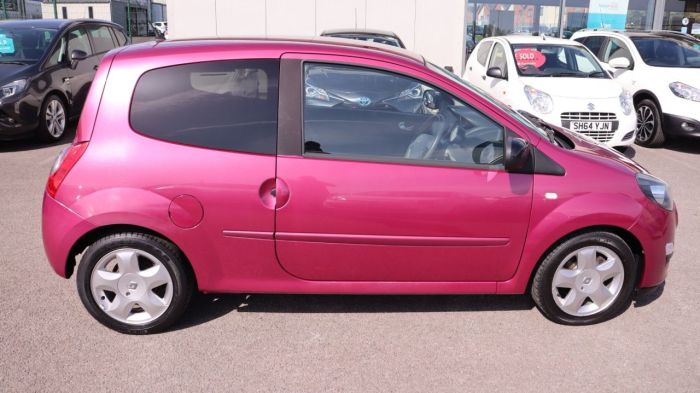 Renault Twingo 1.1 DYNAMIQUE 3d 75 BHP Hatchback Petrol RED