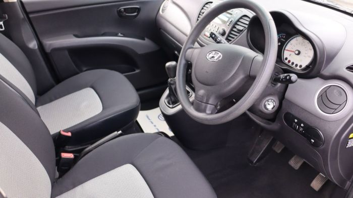 Hyundai i10 1.2 CLASSIC 5d 77 BHP Hatchback Petrol SILVER