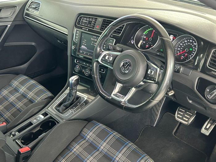 Volkswagen Golf 1.4 GTE NAV DSG 5d 150 BHP Hatchback Hybrid SILVER