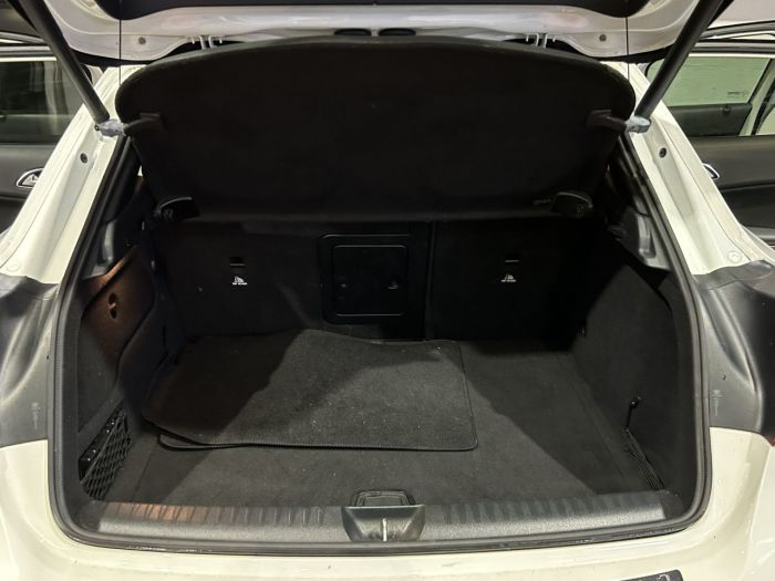 Mercedes-Benz GLA 2.1 GLA200d AMG Line (Premium Plus) SUV 5dr Diesel 7G-DCT Euro 6 (s/s) (136 ps) SUV Diesel WHITE