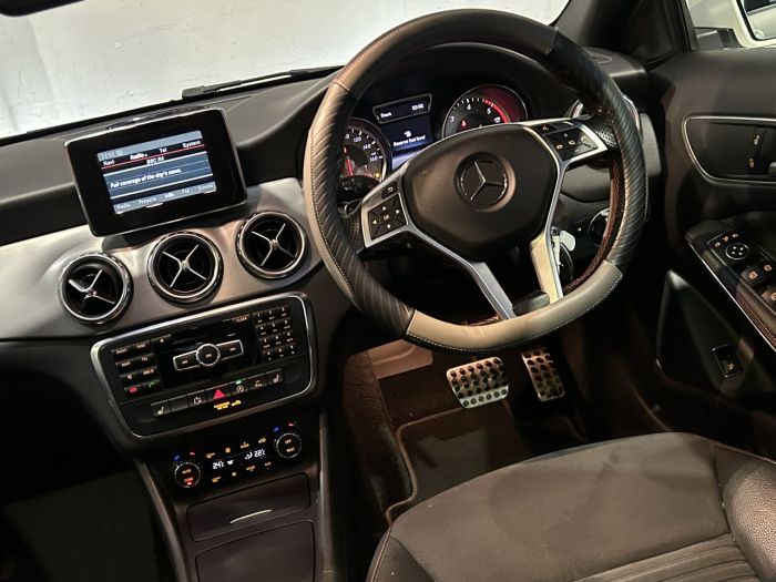 Mercedes-Benz GLA 2.1 GLA200d AMG Line (Premium Plus) SUV 5dr Diesel 7G-DCT Euro 6 (s/s) (136 ps) SUV Diesel WHITE