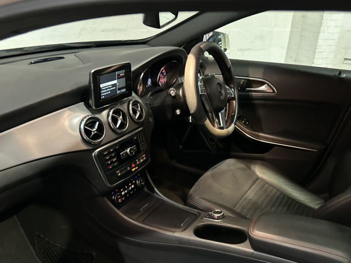 Mercedes-Benz GLA 2.1 GLA200d AMG Line (Premium Plus) SUV 5dr Diesel 7G-DCT Euro 6 (s/s) (136 ps) SUV Diesel WHITE