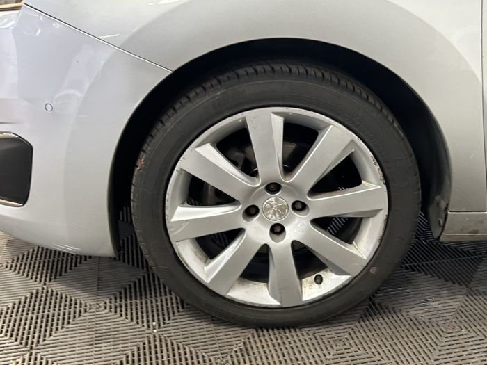 Peugeot 5008 1.6 BlueHDi Allure MPV 5dr Diesel EAT Euro 6 (s/s) (120 ps) MPV Diesel SILVER