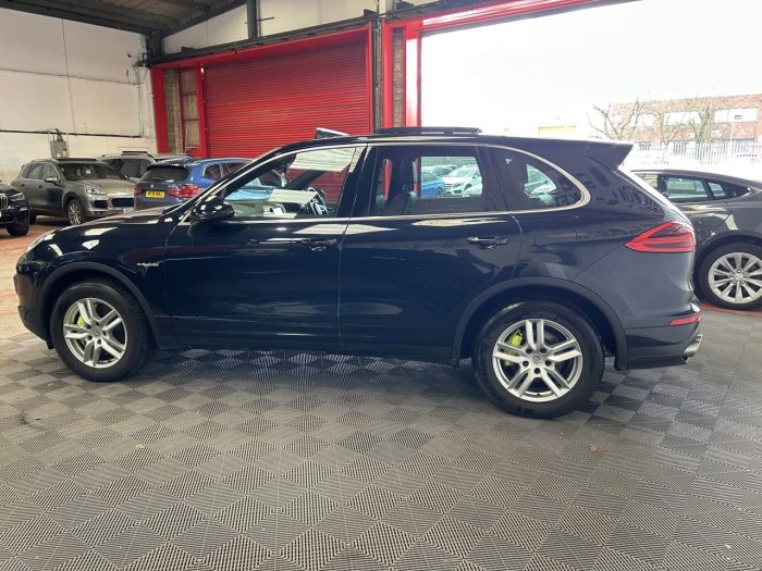 Porsche Cayenne 3.0 V6 E-Hybrid S SUV 5dr Petrol Plug-in Hybrid TiptronicS 4WD Euro 6 (s/s) (416 ps) SUV Hybrid BLUE