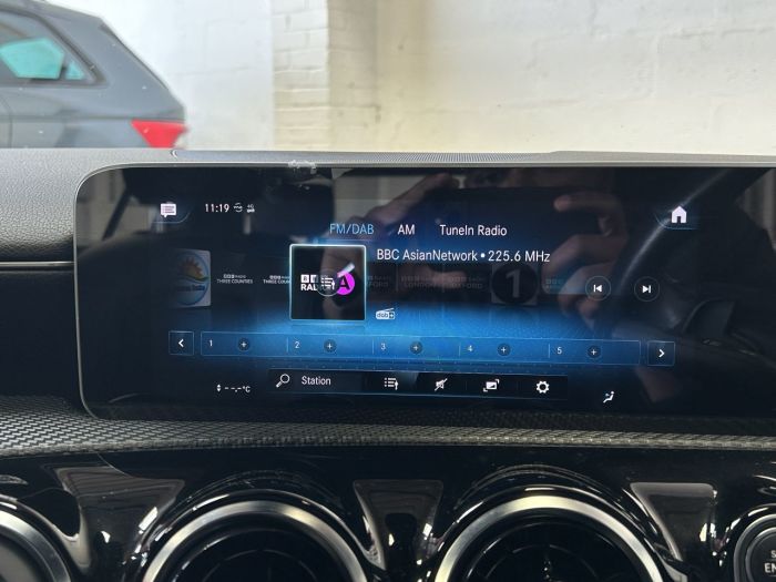 Mercedes-Benz A Class 1.3 A180 SE (Executive) Hatchback 5dr Petrol 7G-DCT Euro 6 (s/s) (136 ps) Hatchback Petrol RED