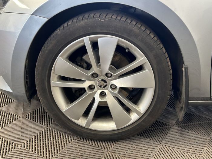 Skoda Superb 2.0 TDI SE L Executive Hatchback 5dr Diesel DSG Euro 6 (s/s) (190 ps) Hatchback Diesel GREY