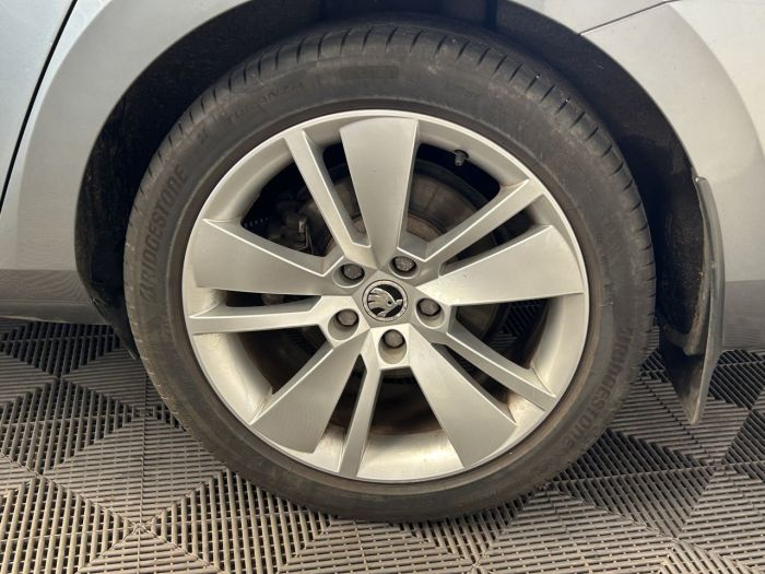 Skoda Superb 2.0 TDI SE L Executive Hatchback 5dr Diesel DSG Euro 6 (s/s) (190 ps) Hatchback Diesel GREY