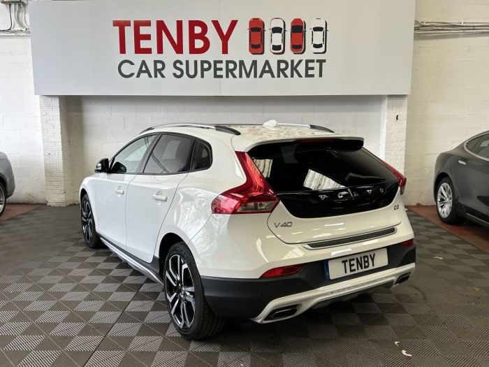 Volvo V40 Cross Country 2.0 D3 Pro Hatchback 5dr Diesel Auto Euro 6 (s/s) (150 ps) Hatchback Diesel WHITE