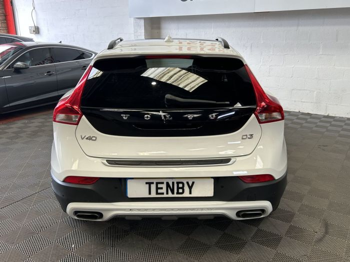 Volvo V40 Cross Country 2.0 D3 Pro Hatchback 5dr Diesel Auto Euro 6 (s/s) (150 ps) Hatchback Diesel WHITE