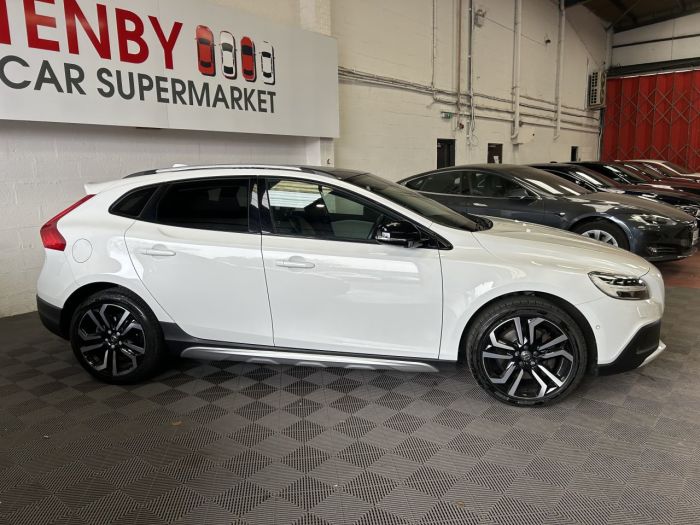 Volvo V40 Cross Country 2.0 D3 Pro Hatchback 5dr Diesel Auto Euro 6 (s/s) (150 ps) Hatchback Diesel WHITE