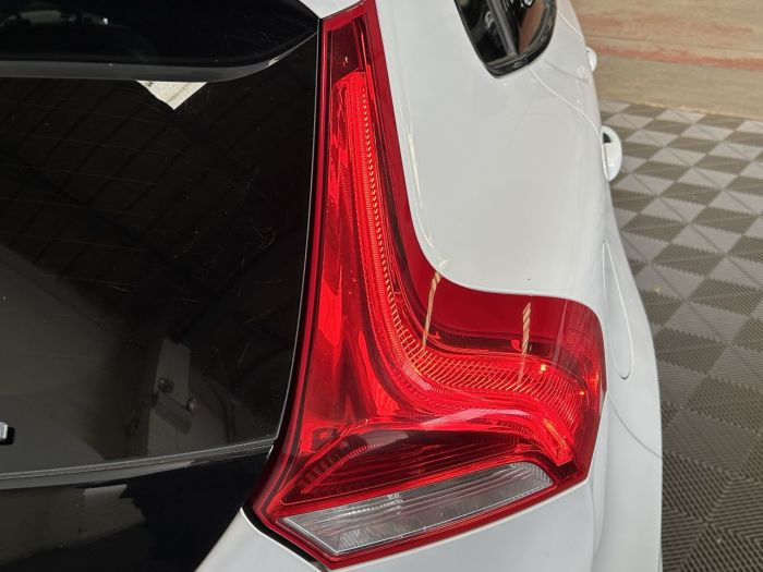 Volvo V40 Cross Country 2.0 D3 Pro Hatchback 5dr Diesel Auto Euro 6 (s/s) (150 ps) Hatchback Diesel WHITE