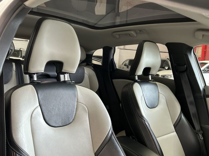 Volvo V40 Cross Country 2.0 D3 Pro Hatchback 5dr Diesel Auto Euro 6 (s/s) (150 ps) Hatchback Diesel WHITE