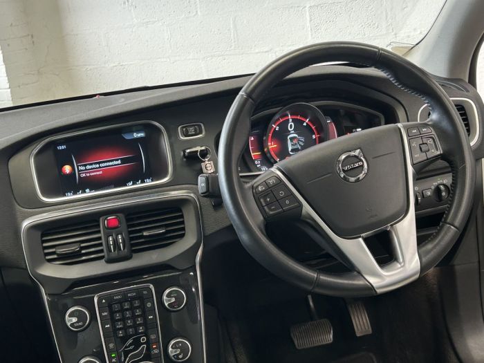 Volvo V40 Cross Country 2.0 D3 Pro Hatchback 5dr Diesel Auto Euro 6 (s/s) (150 ps) Hatchback Diesel WHITE