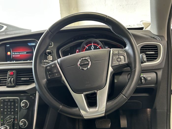 Volvo V40 Cross Country 2.0 D3 Pro Hatchback 5dr Diesel Auto Euro 6 (s/s) (150 ps) Hatchback Diesel WHITE