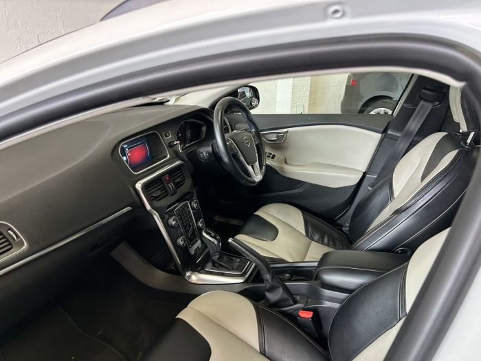 Volvo V40 Cross Country 2.0 D3 Pro Hatchback 5dr Diesel Auto Euro 6 (s/s) (150 ps) Hatchback Diesel WHITE