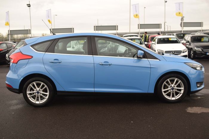 Ford Focus 1.5 TDCi Zetec (s/s) 5dr Hatchback Diesel Blue